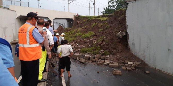 Underpass Bandara Longsor, Satu Mobil Tertimbun