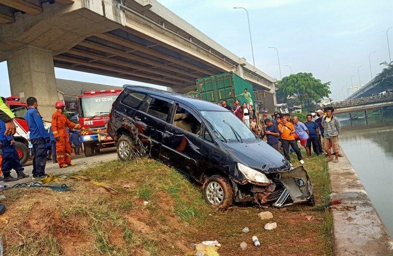 Petugas masih Cari Satu Korban Minibus Terjun di  Kalimalang