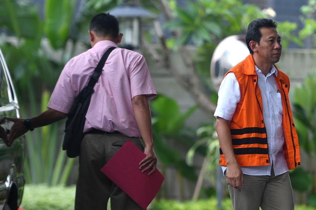 KPK Perpanjang Penahanan Bupati Kebumen