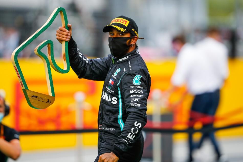 Hamilton Juarai GP Styria, Duo Ferrari Tabrakan