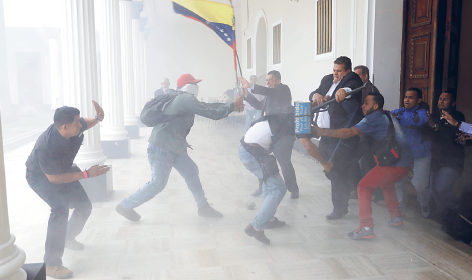 Pendukung Maduro Kepung Gedung Parlemen