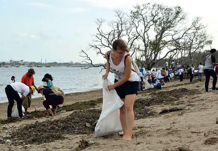 BERSIHKAN PANTAI