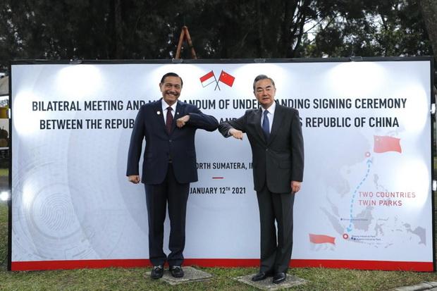 Menko Luhut Terima Kunjungan Menlu Tiongkok di Danau Toba