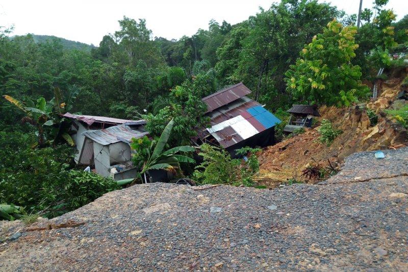 Korban Tanah Longsor Mengungsi