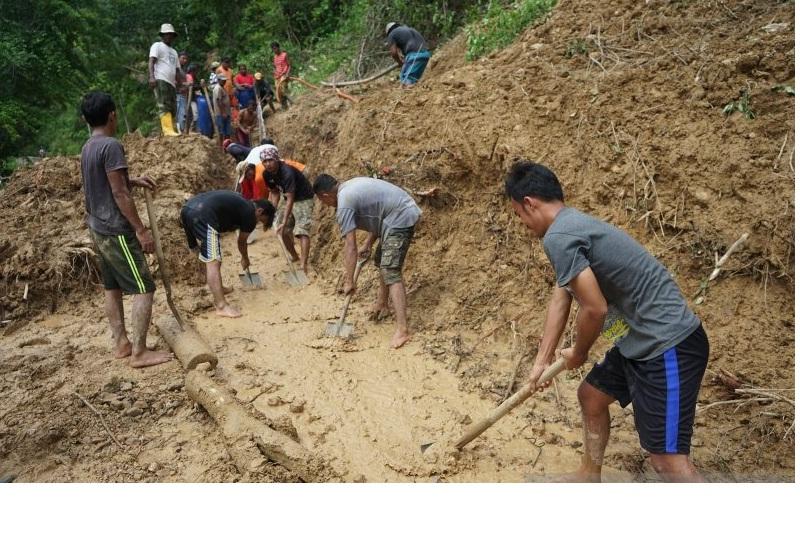 Warga Olele Gorontalo Bergotong Royong Bersihkan Material Longsor