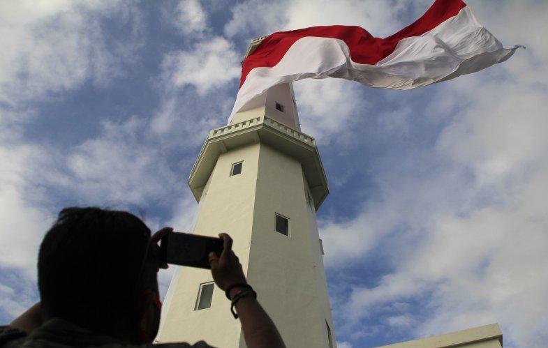 Bendera Merah Putih Raksasa Berkibar di Kupang