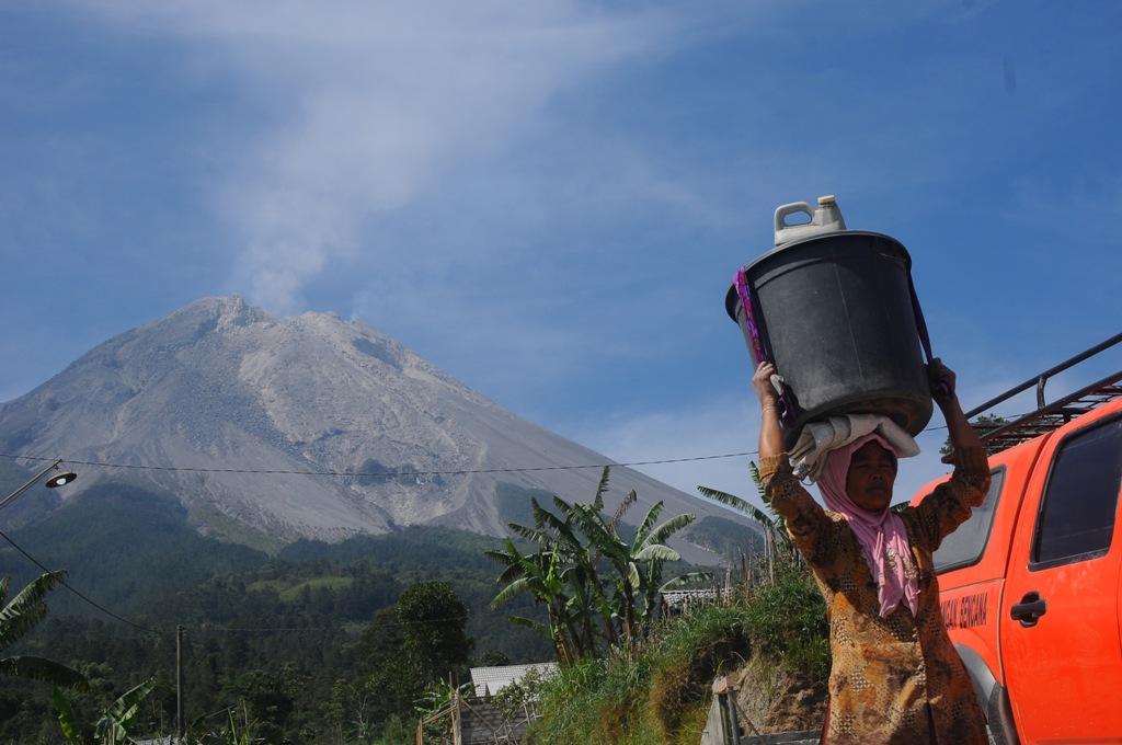 Aktivitas Warga Dekat Merapi