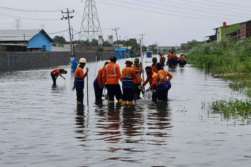 KAI Tinggikan Jalur KA Terendam Air di Semarang