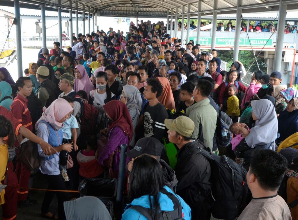 Belasan Penumpang Pingsan di Pelabuhan Bakauheni