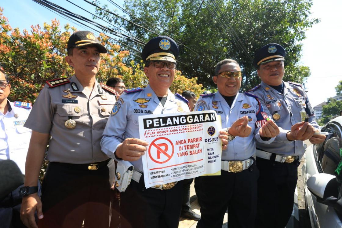 Parkir di Lahan Terlarang, Pentil Ban Kendaraan Dicabut