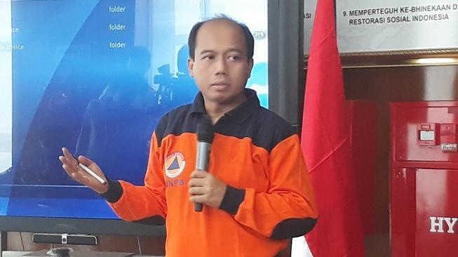 Petugas Berusaha Padamkan Api di Kawasan Gunung Sindoro