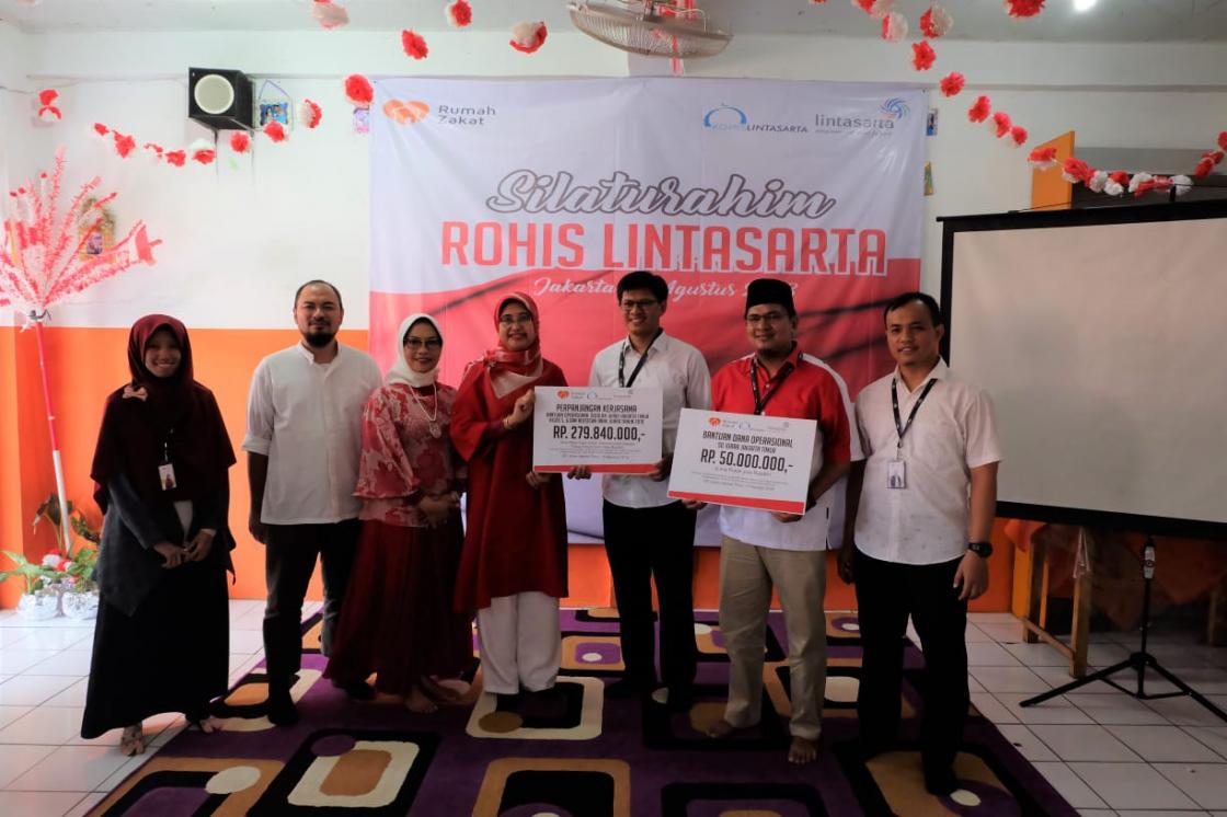 Karyawan Lintasarta Salurkan Zakat Profesi ke SD Juara Jakarta