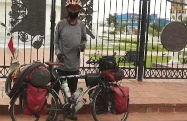 Relawan PMI Keliling Indonesia dengan Sepeda