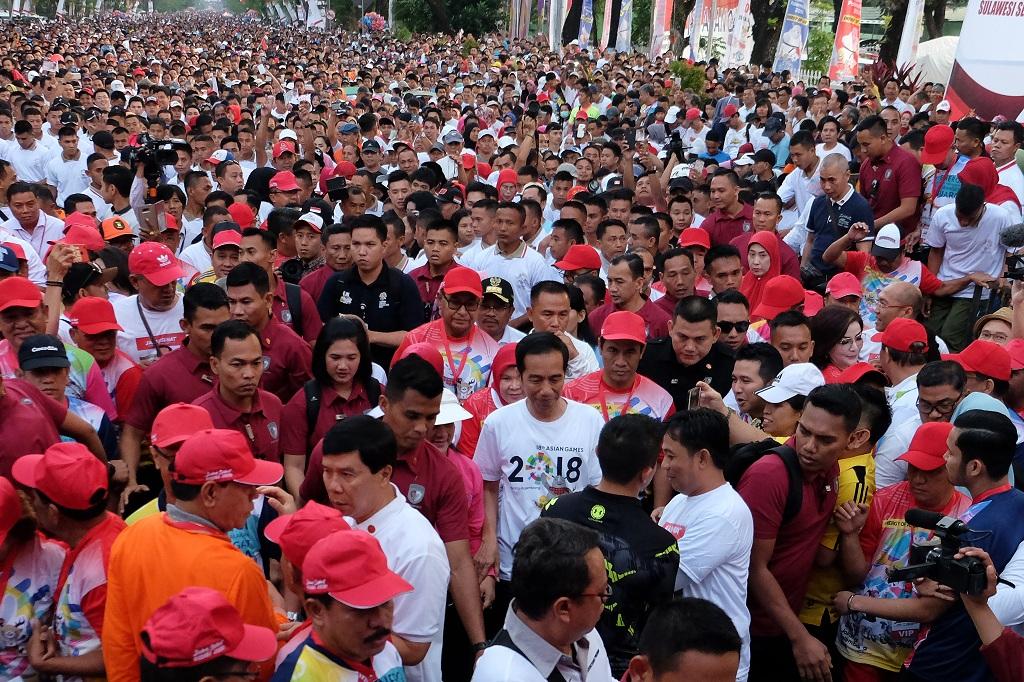 Presiden Jokowi Jalan Sehat Bersama Warga Makassar