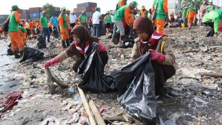Ribuan Warga Partisipasi Dalam Gerebek Sampah