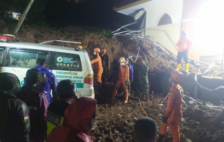 Danramil Jadi Korban Longsor di Sumedang