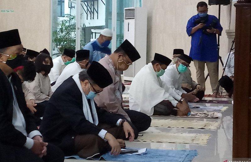 Anies Salat Idul Adha di   Masjid Fatahilah, Balai Kota