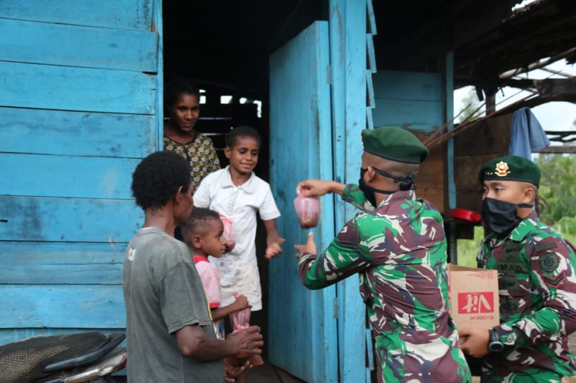 Prajurit Satgas Pamtas RI-PNG Bagikan Bubur ke Warga 