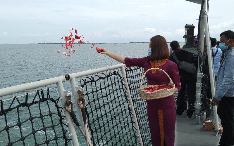 Keluarga Korban Sriwijaya Tabur Bunga di Laut