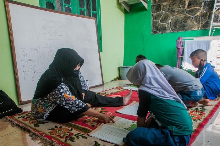 Pelajar SD di Lebak Belajar di Rumah Guru