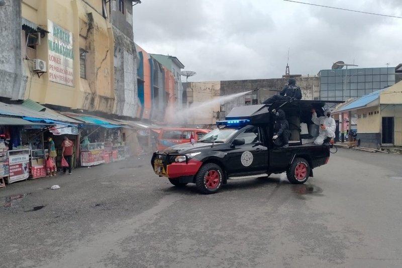 Brimobda Maluku Aktif Semprot Disinfektan Cegah Pandemi Covid-19