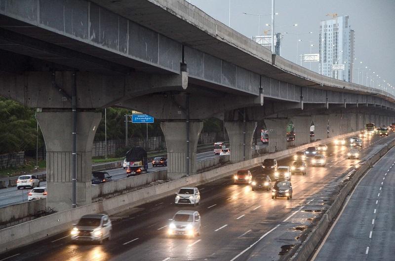 Sejumlah Titik di Jalan Tol Japek Padat