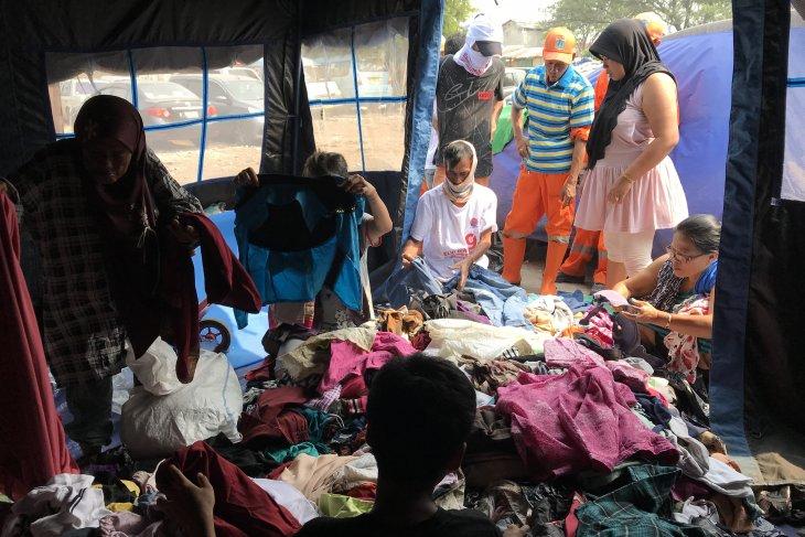 Korban Kebakaran Tanah Abang Berebut Baju Bekas