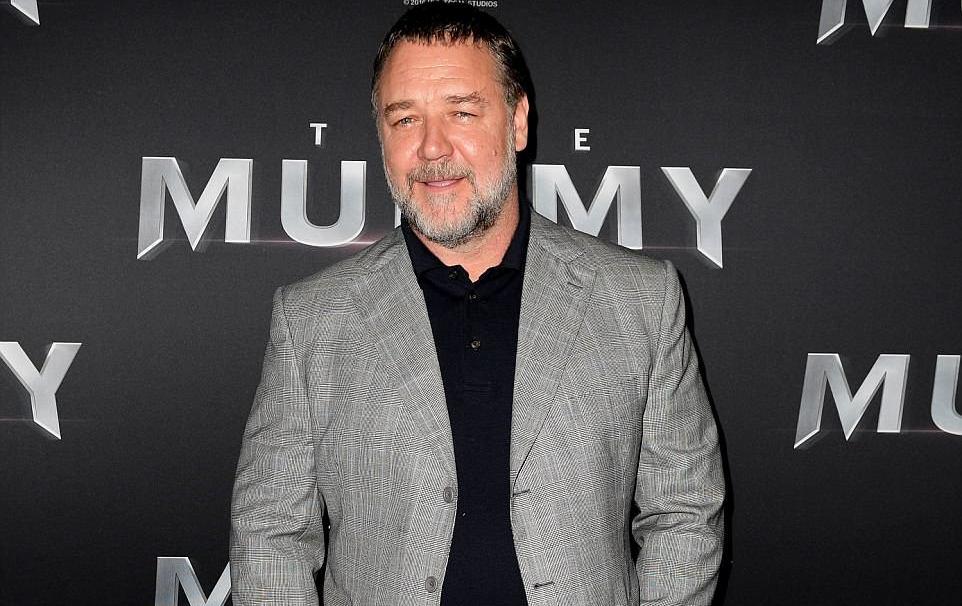 Russel Crowe Lelang Seni Perceraian