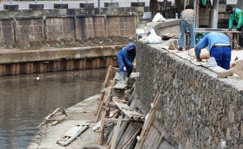 Tanggul Kali Ciliwung  di Senen Ditinggikan