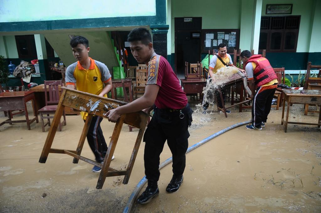 Bersihkan Sekolah