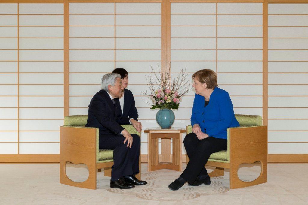 Akihito Terima Angela Merkel