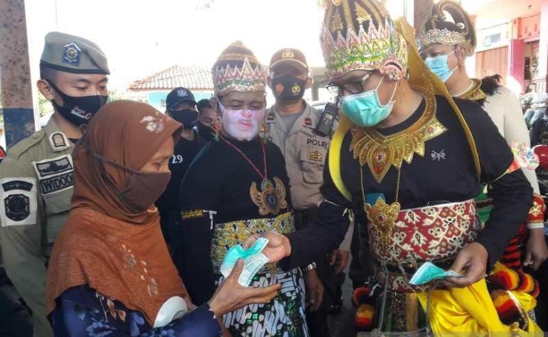 Bupati Temanggung Pakai Baju Wayang Sosialisasi Wajib Masker