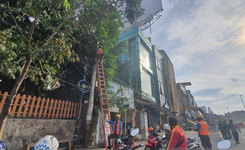 Kabel Listrik di Jalan Kyai Caringin Dipotong, Imbas Ruko Ambruk