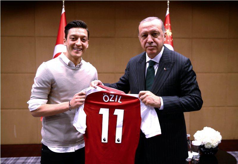 Merasa Diserang Rasisme, Ozil Tinggalkan 'Der Panzer'