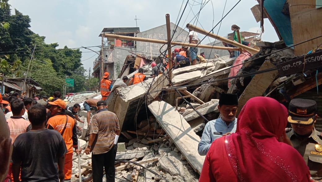 Rumah Ambruk Timpa Angkot