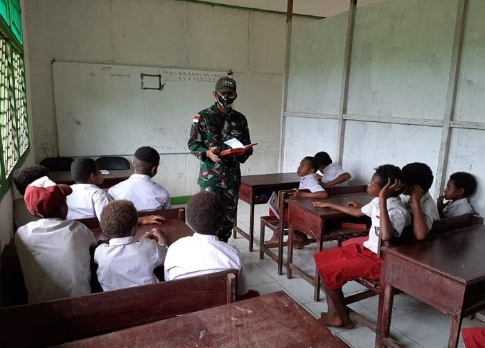 Prajurit TNI Menjadi Guru Sekolah di Pelosok Papua