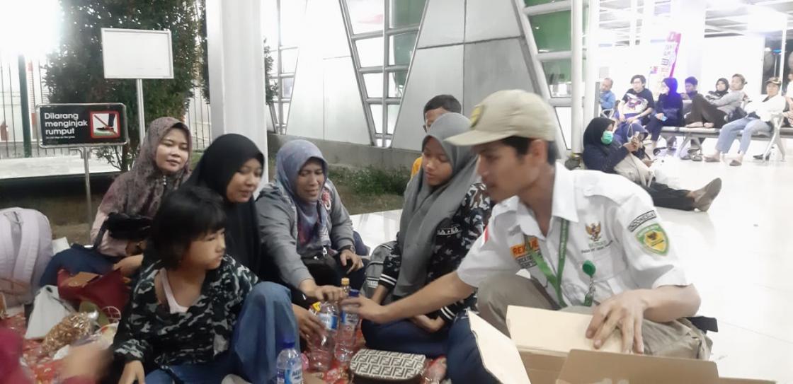 Listrik Padam, BAZNAS dan LAZ Bantu Penumpang Kereta Listrik Yang tertahan