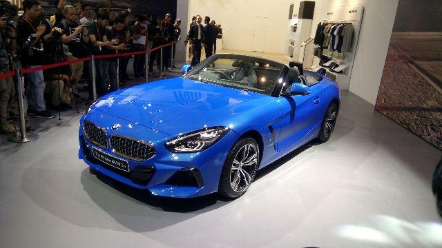 Desain Futuristik Mobil Roadster