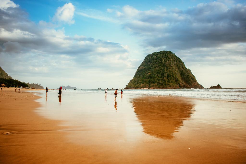 Menikmati Sunset di Pantai Surfing dengan Pemandangan Alam