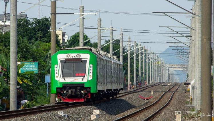 KRL Yogyakarta-Solo Mulai Uji Coba dengan Penumpang Terbatas