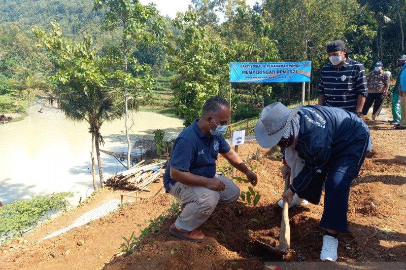 Paguyuban Wartawan Kulon Progo Tanam Pohon di Embung Blubuk