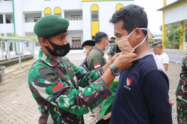 Prajurit Kostrad Tiba-tiba Datangi Pondok Pesantren, Ternyata Ini yang Dilakukan 