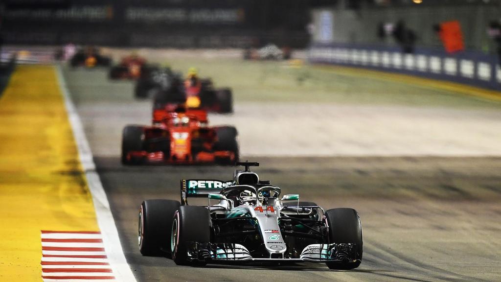 Lewis Hamilton Juarai GP Singapura