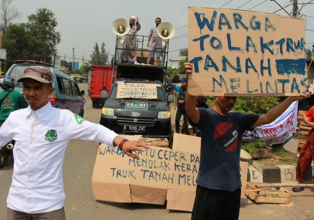 Tolak Truk Tanah