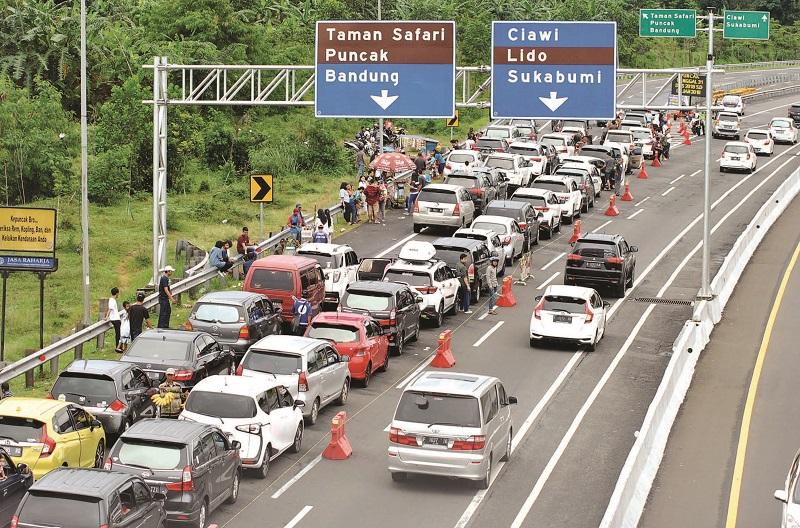 Antrean di Jalur Puncak