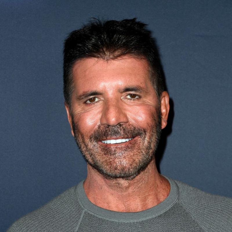 Punggung Simon Cowell Patah dan Harus Dioperasi 