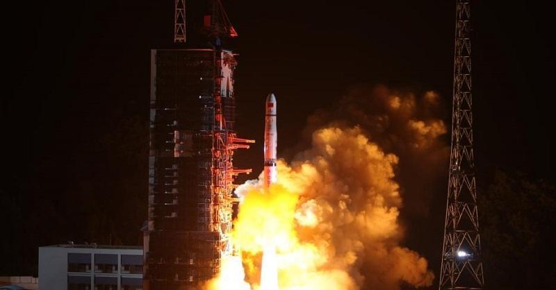Tiongkok Luncurkan Satelit Penjelajah Sisi Gelap Bulan