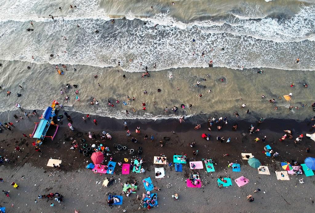 Gelombang Laut Selatan Jateng Capai 6 Meter