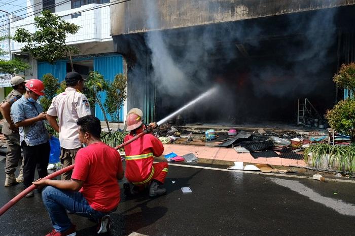 Semen Gresik Bantu Padamkan Kebakaran di Rembang