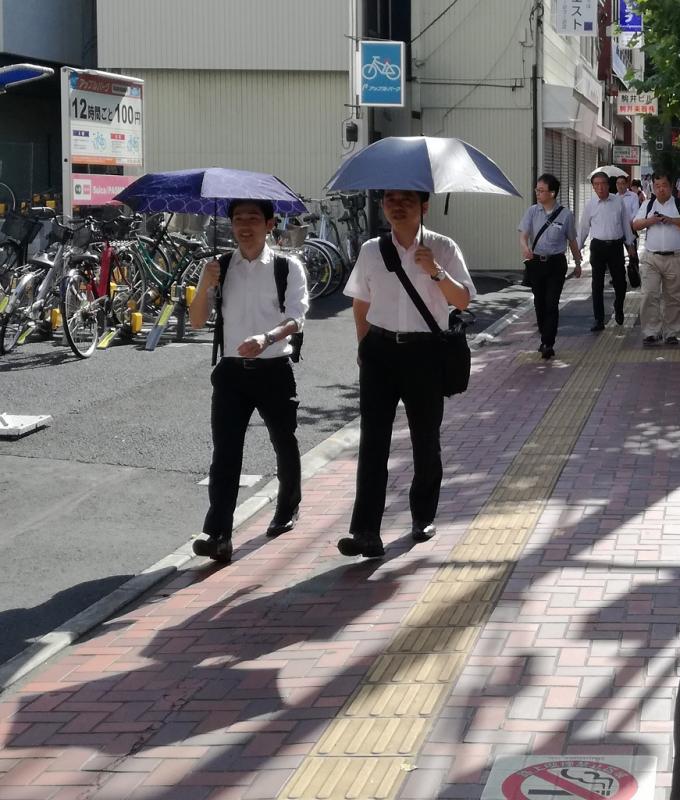 Jepang Imbau Kaum Pria Gunakan Payung